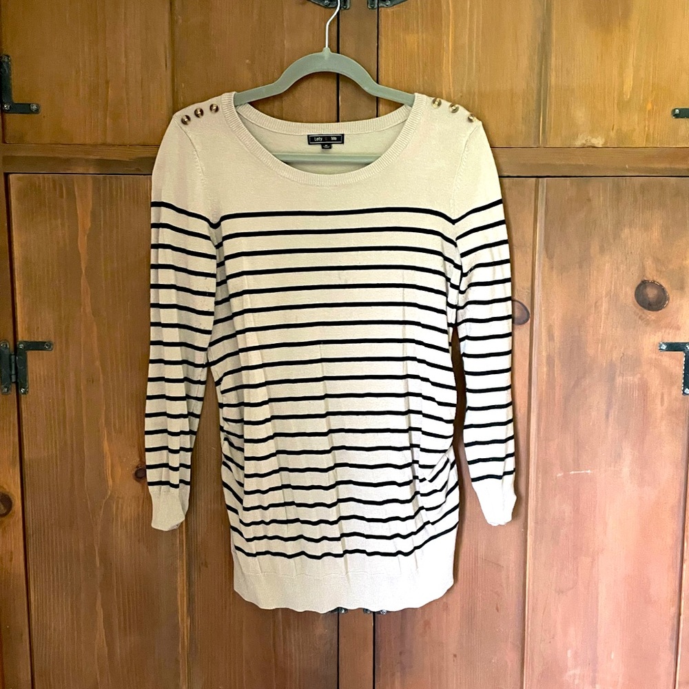 *Maternity long-sleeved shirt